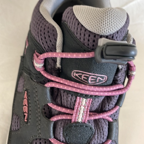 Girl’s Keen size 4 walking shoes - Picture 7 of 9